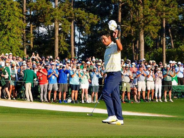 画像: ギャラリーたちの祝福を受ける松山英樹(写真提供/2021 Masters)