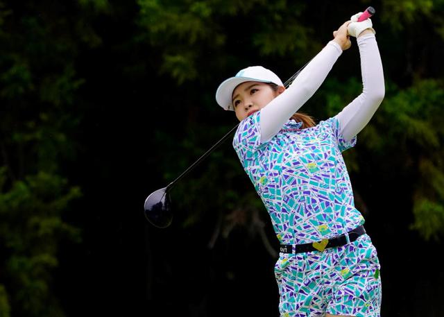 画像: 21年開幕後初の首位スタートを5バーディノーボギーで初日を終えた古江彩佳(写真は2021年のKKT杯バンテリンレディス 写真/岡沢裕行)
