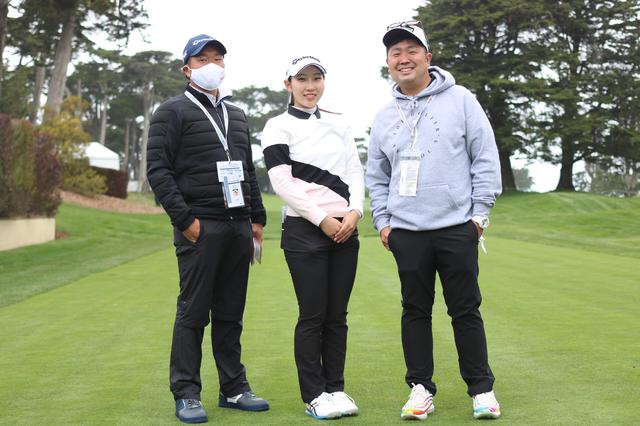 画像: 左はコーチでキャディを務める黒宮幹仁、右はパッティングコーチの橋本真和(写真提供/橋本真和)