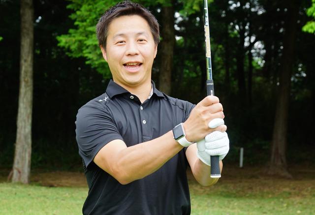 画像: 指2本分短く持つことでラフの抵抗に負けないシャープな振り抜きができる