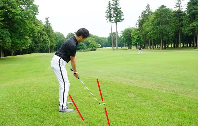 画像: 左足のつま先シャフト2本分後ろに引いたオープンスタンスで構えることで左サイドの回転を助け手打ちによる引っかけを防ぐ