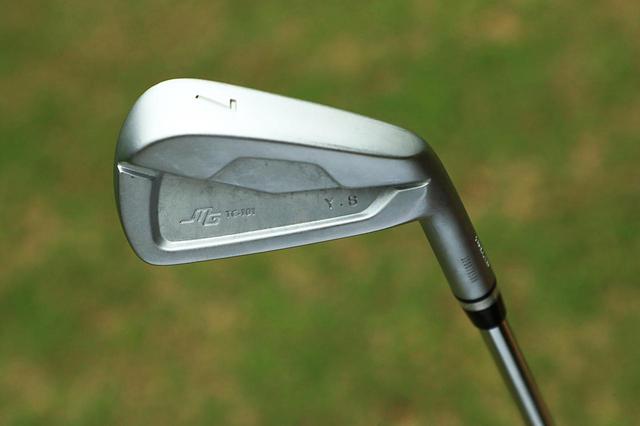 画像: ライ角を2.5度フラット、光沢のないマットホワイトクロム仕上げになっている(撮影/大澤進二)