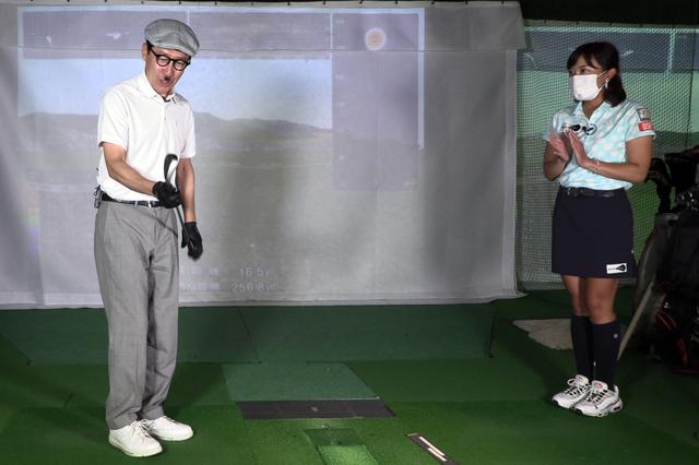 画像: 16.5ヤードをまっすぐ飛ばし、喜ぶジョニ男。58度の出番もこれから多くなりそうだ