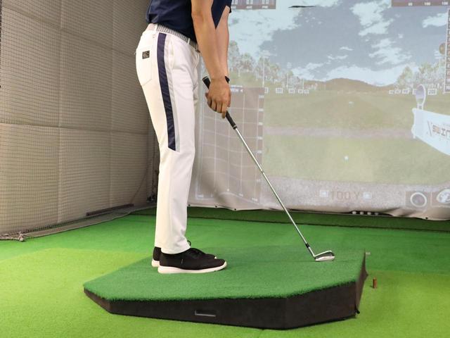 画像: つま先上がりのライではボールが平坦なライより高い位置にあるため、そのぶん短く握ることが大事
