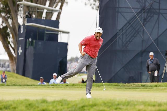 画像: 17番でバーディを決めガッツポーズのジョン・ラーム(写真 USGA/Jeff Haynes)
