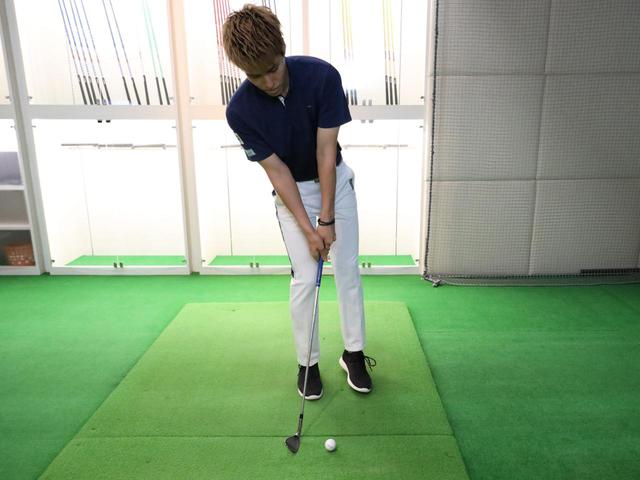 画像: 体の重心が右に残った状態でスウィングしてしまうと、すくい打ちの形となり様々なミスの原因となる