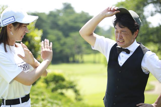 画像: キャップを取った今野の頭はムレムレ状態のぺたんこ髪。すかさず竹内さんはNGサイン