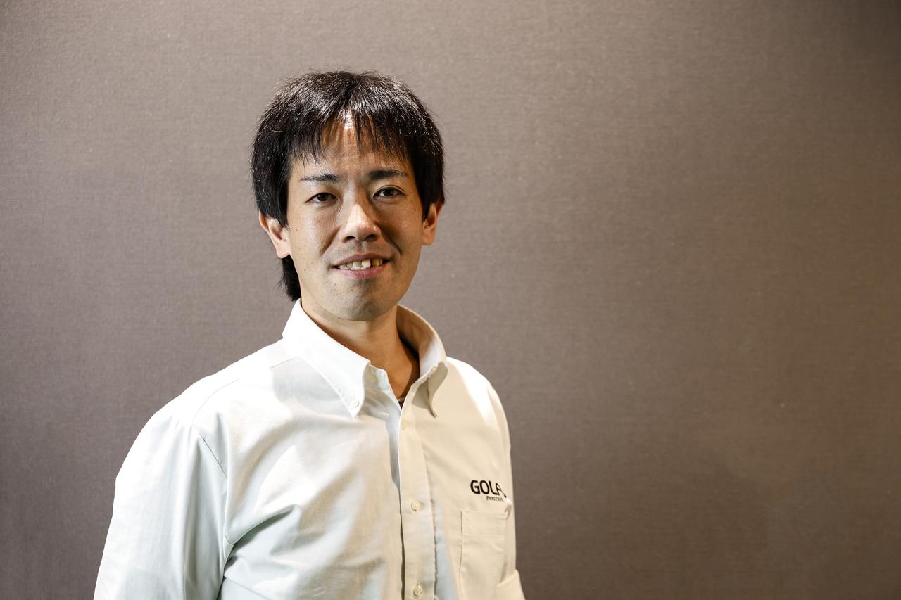 画像: ゴルフ5プレステージ神戸店勤務の濱西剛史フィッター。クラブ・スウィング両方に精通した腕利きで、お客さまからの信頼が厚い