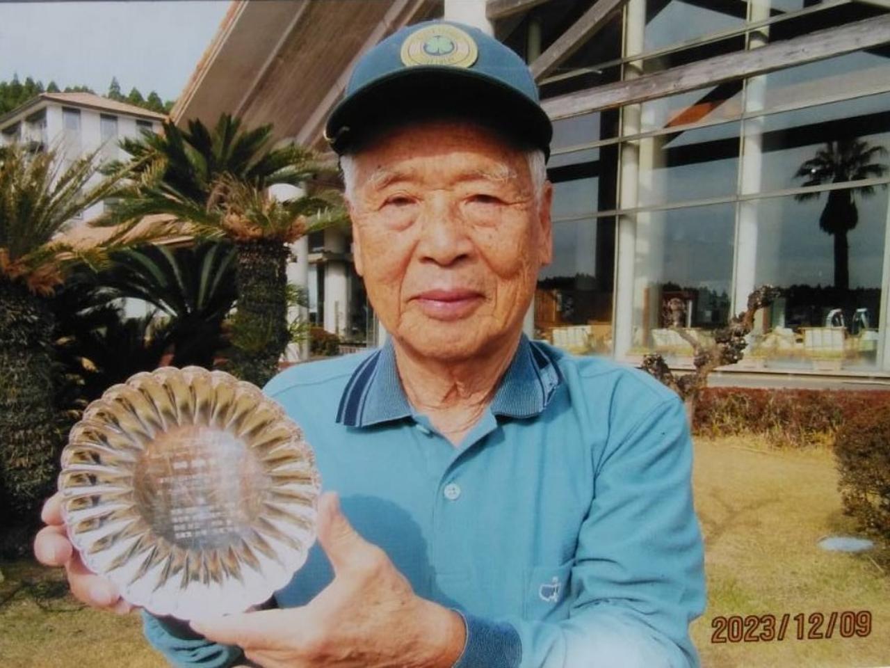 画像: 2000回の記念オブジェと一緒に写る赤﨑俊美さん。御年90歳とは思えない若々しさだ