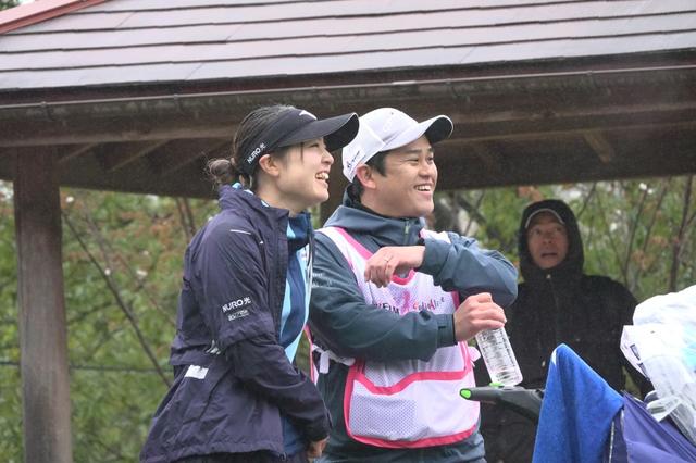 画像: 夫でコーチの幸宏さんがキャディを務めた