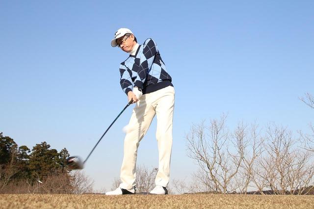 画像: 「引く指」で握ればヘッドが走る! 田村尚之の“握力40キロ未満”でも飛ばすグリップ【田村流「あきらめる」ゴルフ】 - みんなのゴルフダイジェスト