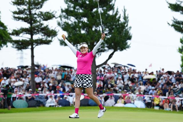 画像: プレーオフで敗れた昨年のリベンジを果たし初優勝を挙げた桑木志帆(写真/姉崎正)