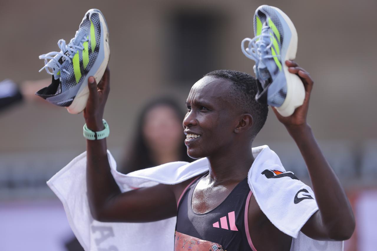 シルバー ヒールと赤黒 スニーカー セット adidas ADIZERO ZG】このシューズはまさしく戦うための“ギア”である