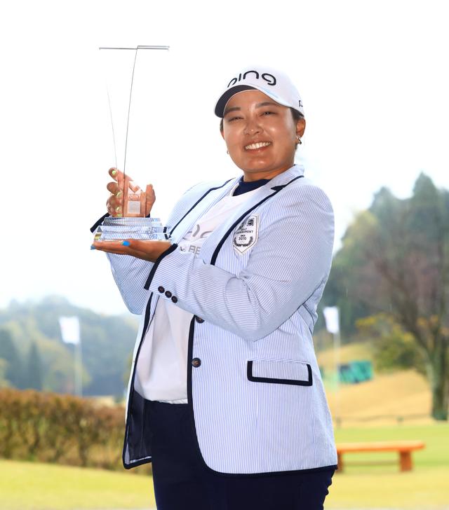 画像: 優勝トロフィーを持つ鈴木愛(撮影/大澤進二)