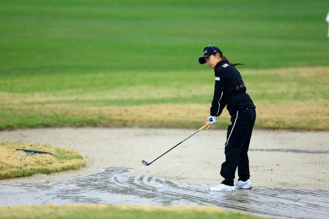 画像: 困難な状況からバーディーチャンスに付ける安田（撮影／大澤進二）