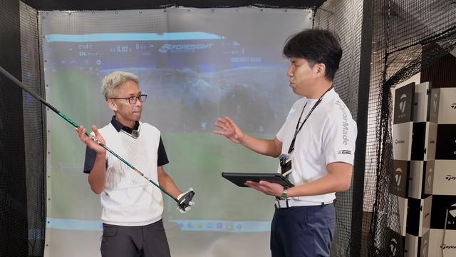 画像: 2本目は1本目と特性が異なるシャフトで、振り心地や弾道の変化を見る