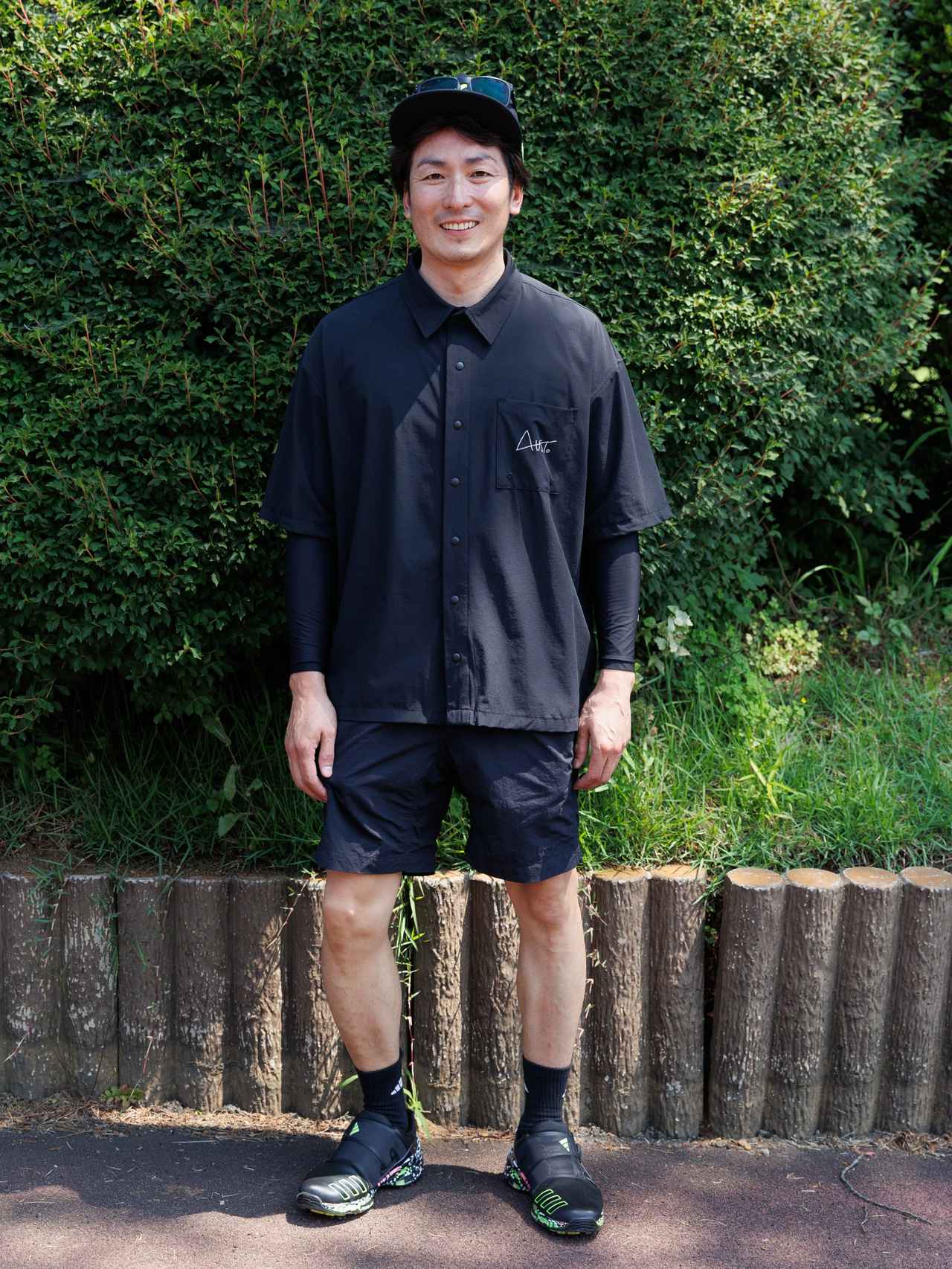 画像: 首元までボタンで留めた米ロサンゼルス生まれのスケートブランドのシャツに長袖インナーが自然で好相性。個性のある黒系アイテムをサイジング良く、アレンジしています