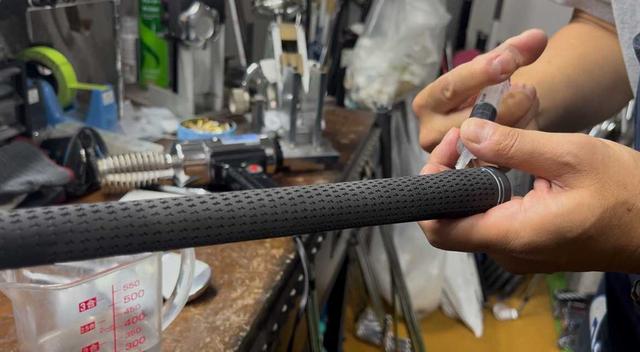 画像: グリップ再利用の場合は、ヒートガンで表面を温めたあと注射器で溶液を注入しシャフトから抜きます