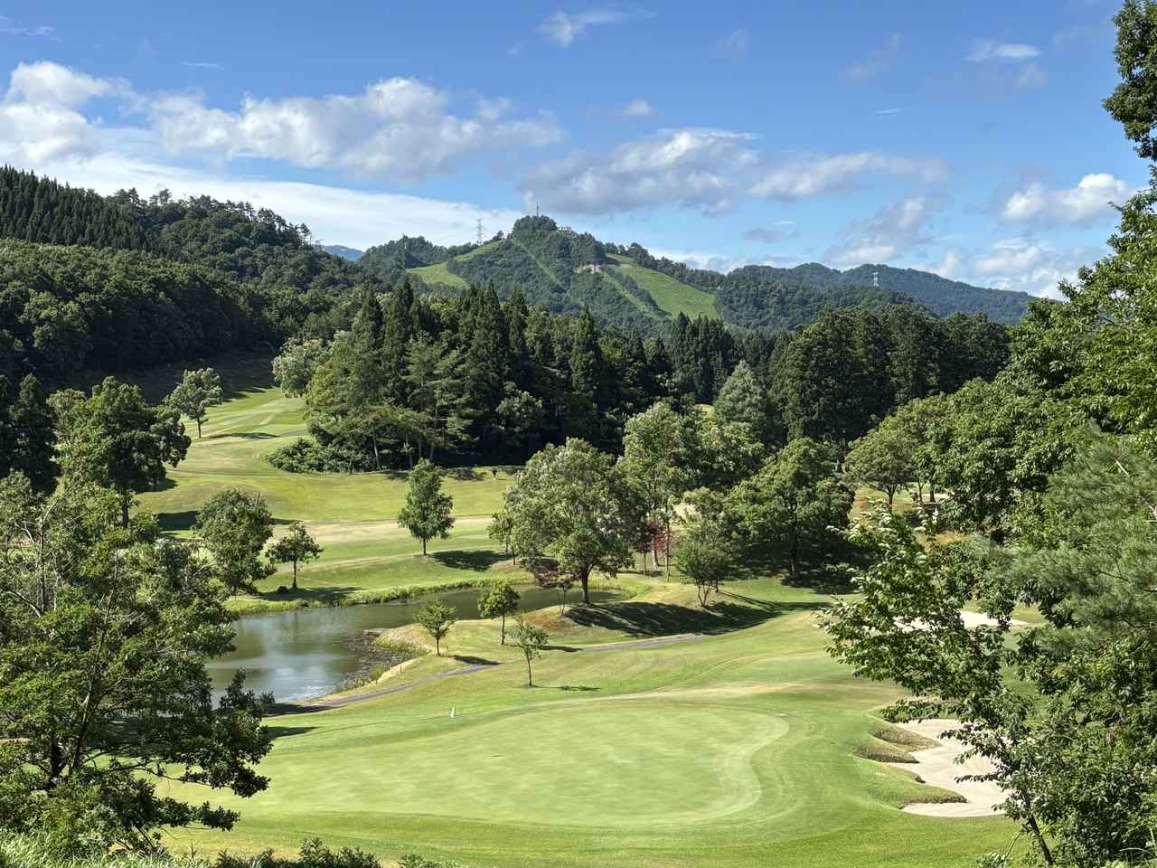画像: 胎内高原ゴルフ倶楽部の練習グリーンからコースを望む