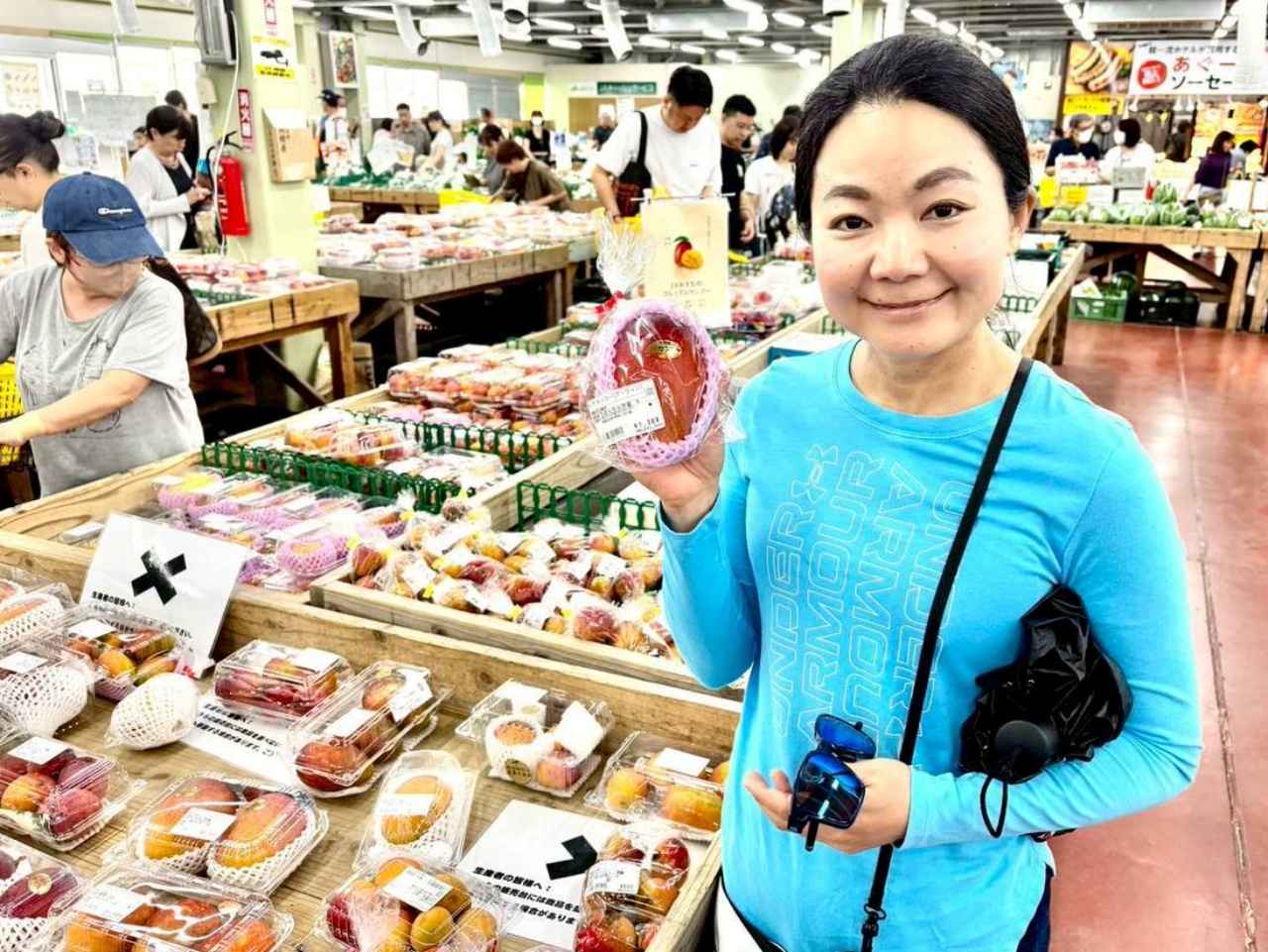 画像: 沖縄のスーパーには、地元産のミニマンゴーも売っている。「お安いですし、こちらのほうが甘味も強いんです」