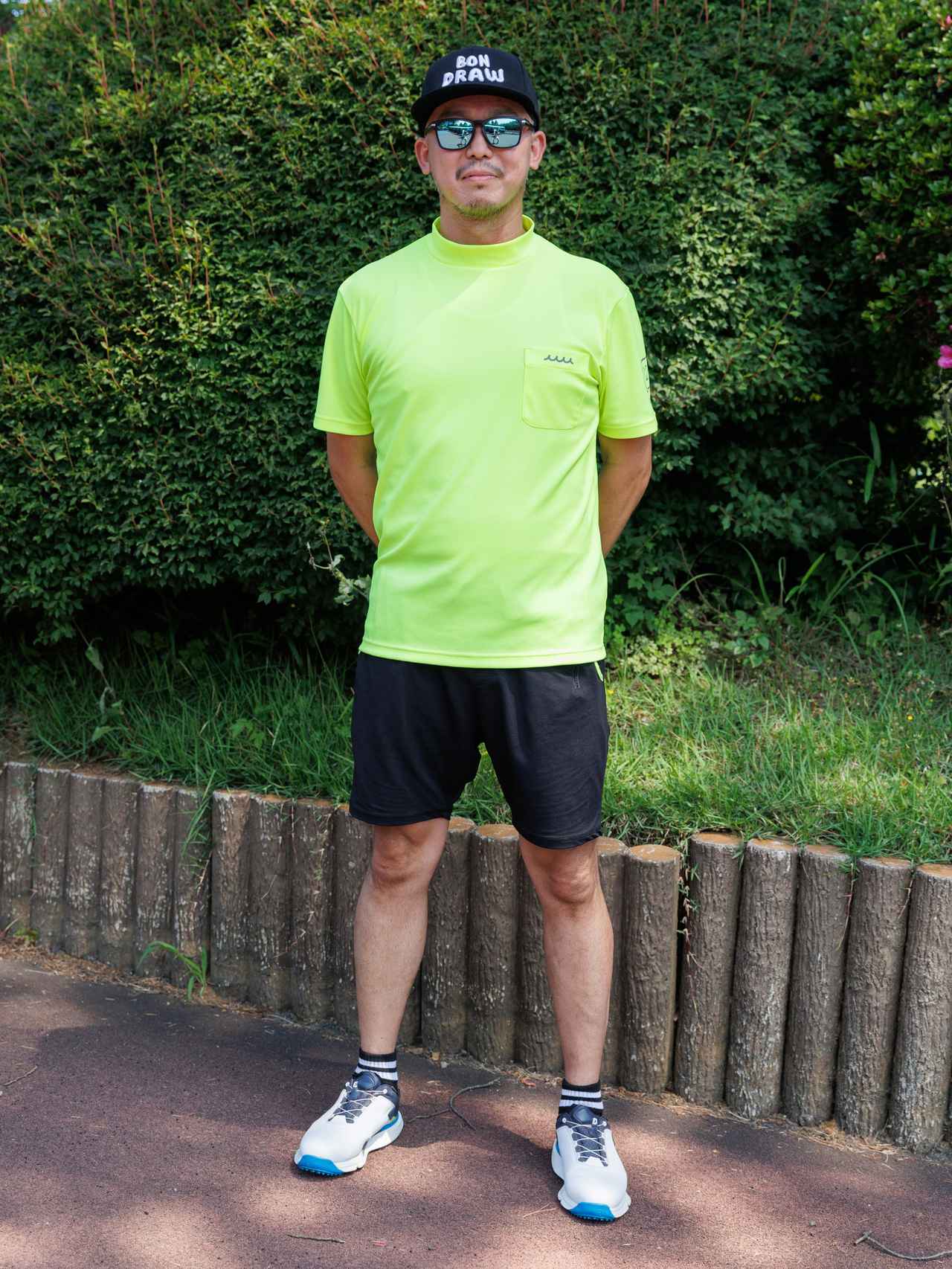 画像: トレンド感のある鮮烈なライムイエローのトップス。コントラストを出すためにボトムス、キャップをシックな黒にすることでメリハリのあるトーンバランスが生まれています