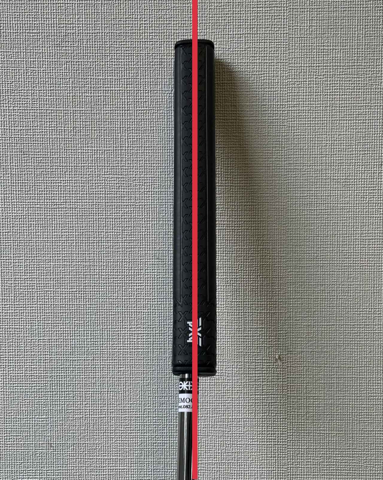 画像: 地面と垂直な赤い線上にあるグリップと、斜めに刺さっているシャフト（向かって右側にボールが転がる）