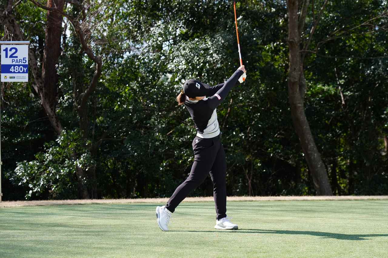 画像 : 18番目の画像 - 渡邉彩香　ドライバー正面連続写真 - みんなのゴルフダイジェスト