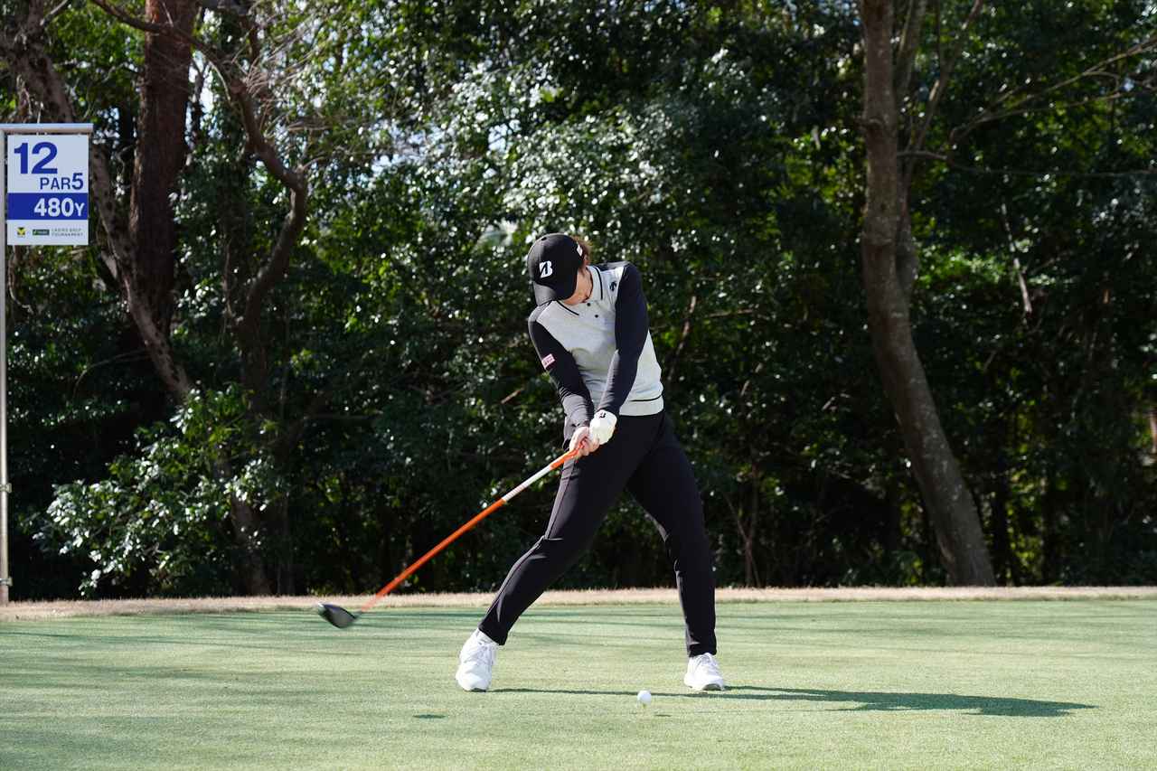 画像 : 13番目の画像 - 渡邉彩香　ドライバー正面連続写真 - みんなのゴルフダイジェスト