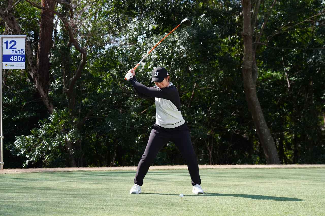 画像 : 9番目の画像 - 渡邉彩香　ドライバー正面連続写真 - みんなのゴルフダイジェスト