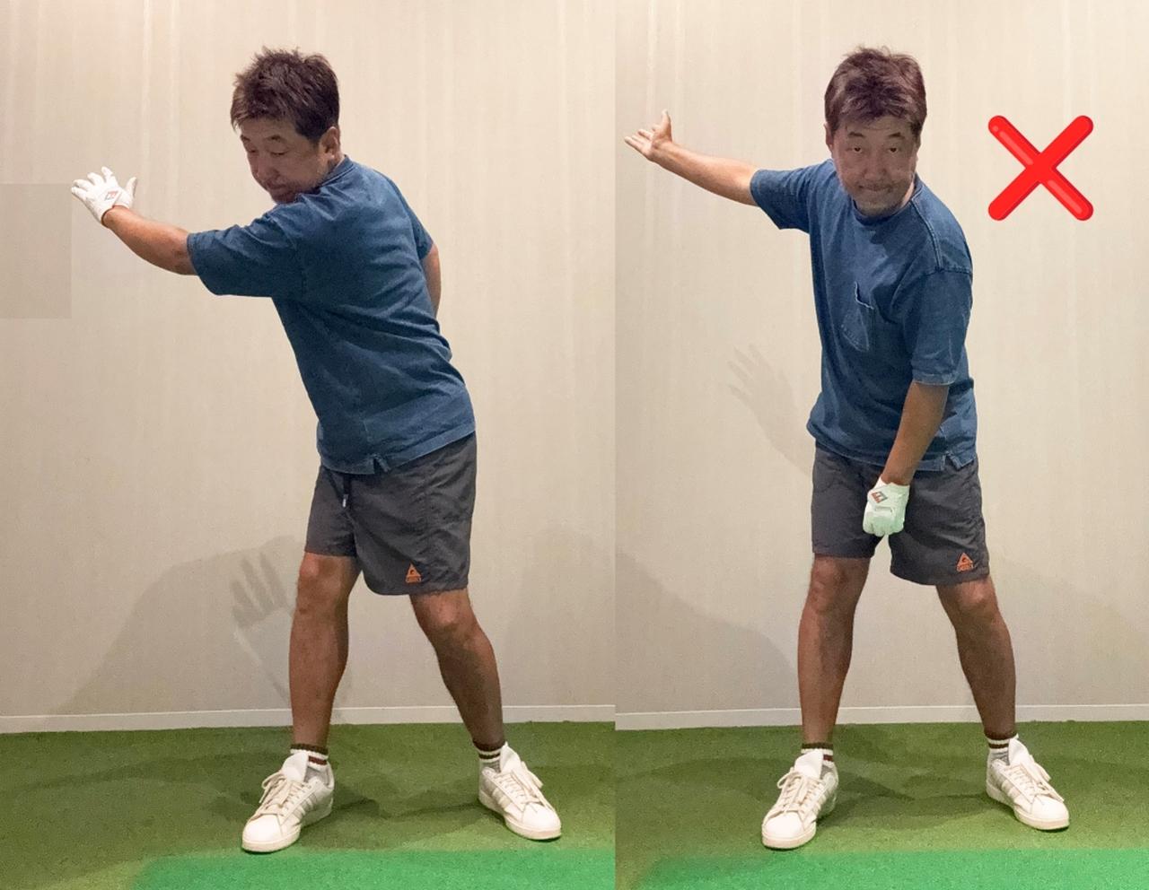 画像: (左)左腕を意識して上げると背中が動く感覚がわかる。(右)右手だと手だけで上げてしまう