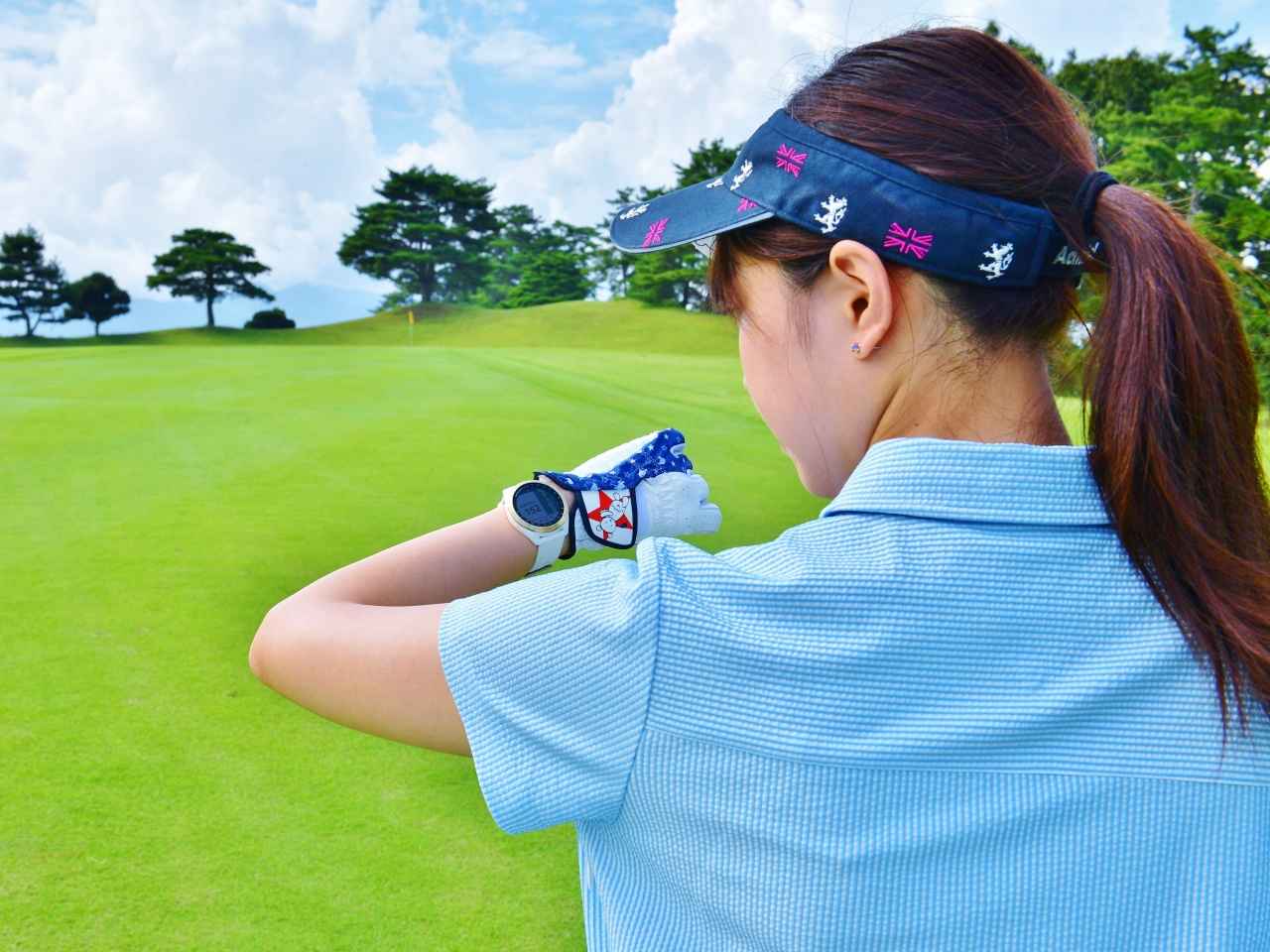 画像: GPSナビを薦める北野プロ。グリーン周辺情報が手に入ることのメリットを説く