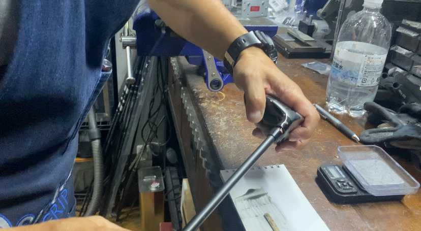 画像: スペーサーをセットしてシャフトを挿入。ライ角をフラットにしオープンフェースにするためシャフトの左上にスペーサーをかませます