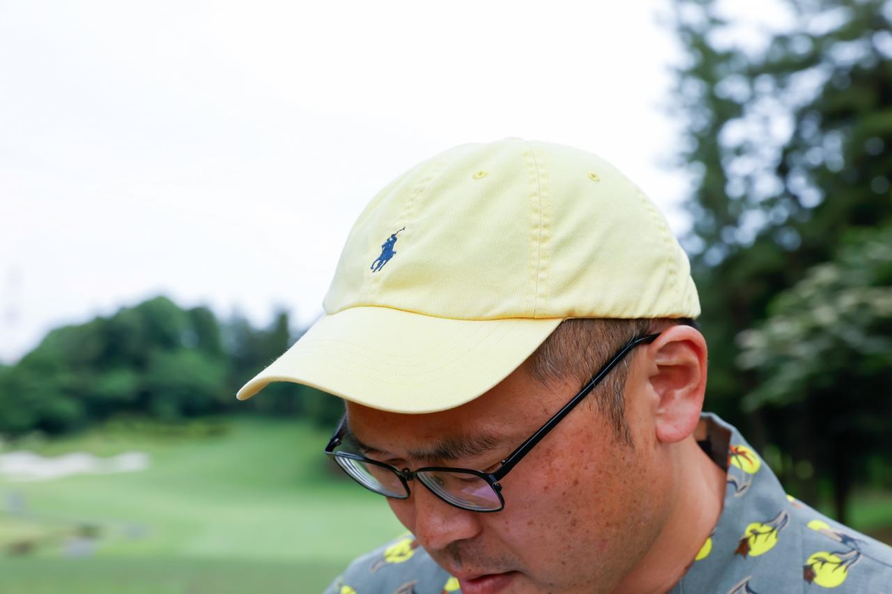 画像: シャツの柄とリンクするイエローの〈ラルフ ローレン〉コットンキャップ