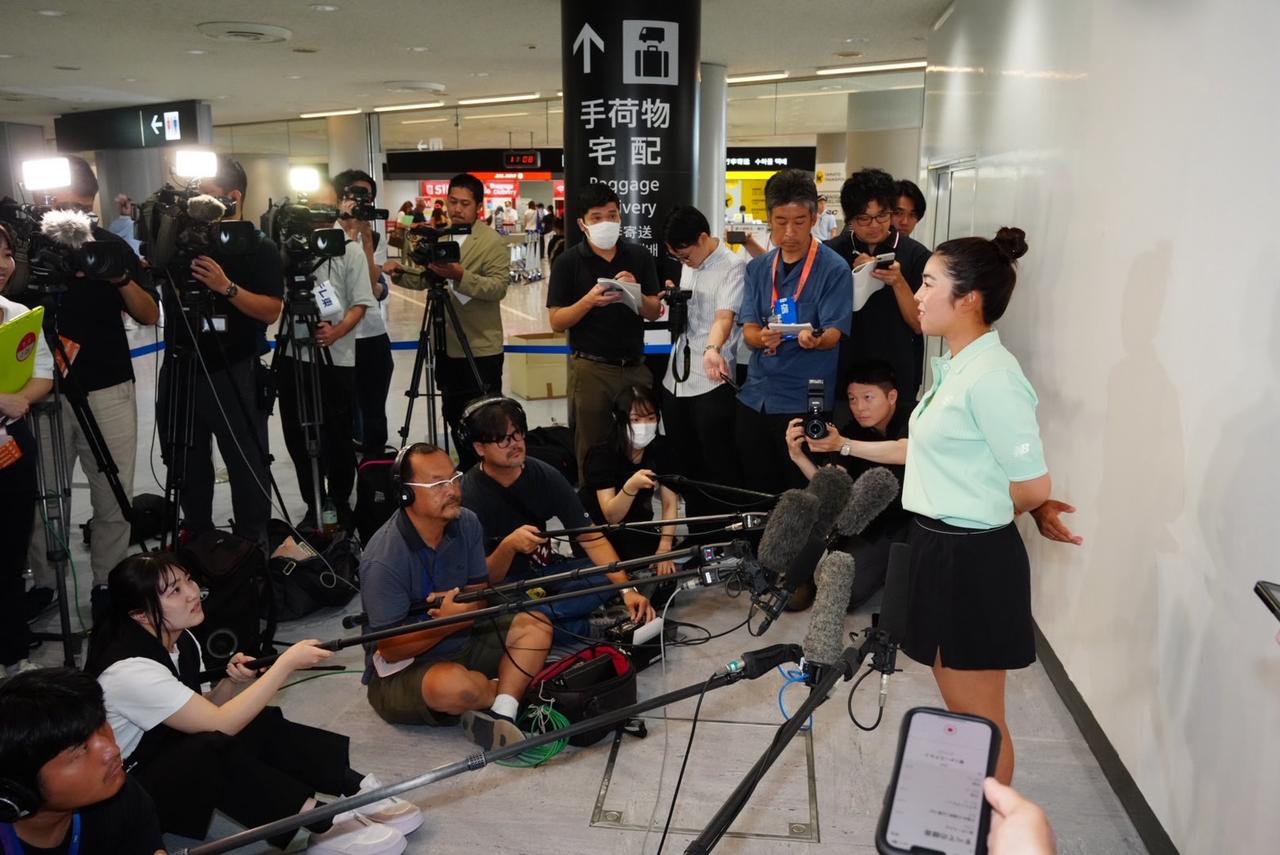 画像 : 14番目の画像 - 山下美夢有の成田空港帰国時の様子 - みんなのゴルフダイジェスト
