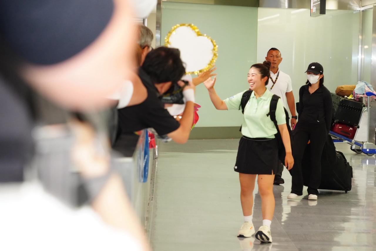 画像 : 5番目の画像 - 山下美夢有の成田空港帰国時の様子 - みんなのゴルフダイジェスト