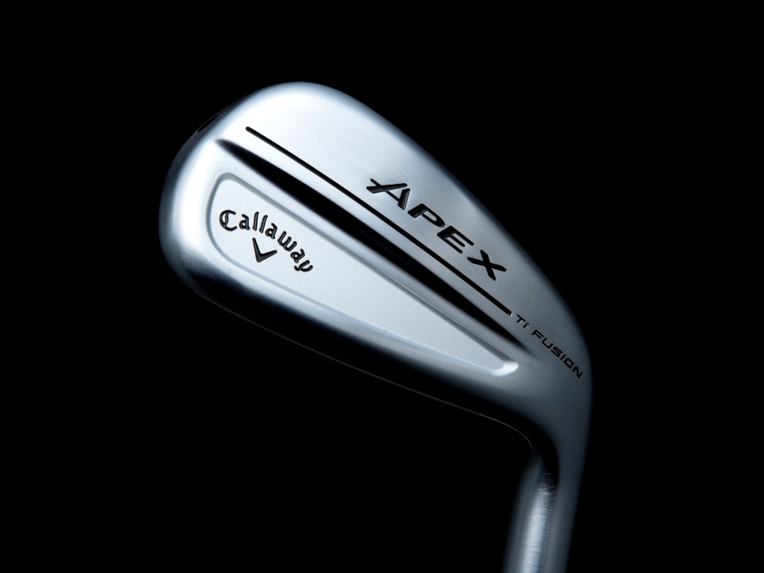 画像: APEX Ti Fusion 250／6I～PW（29万7000円）、5I（5万9400円）。「開閉タイプよりも面で運ぶ人にぴったりのアイアンです」（吉田プロ）