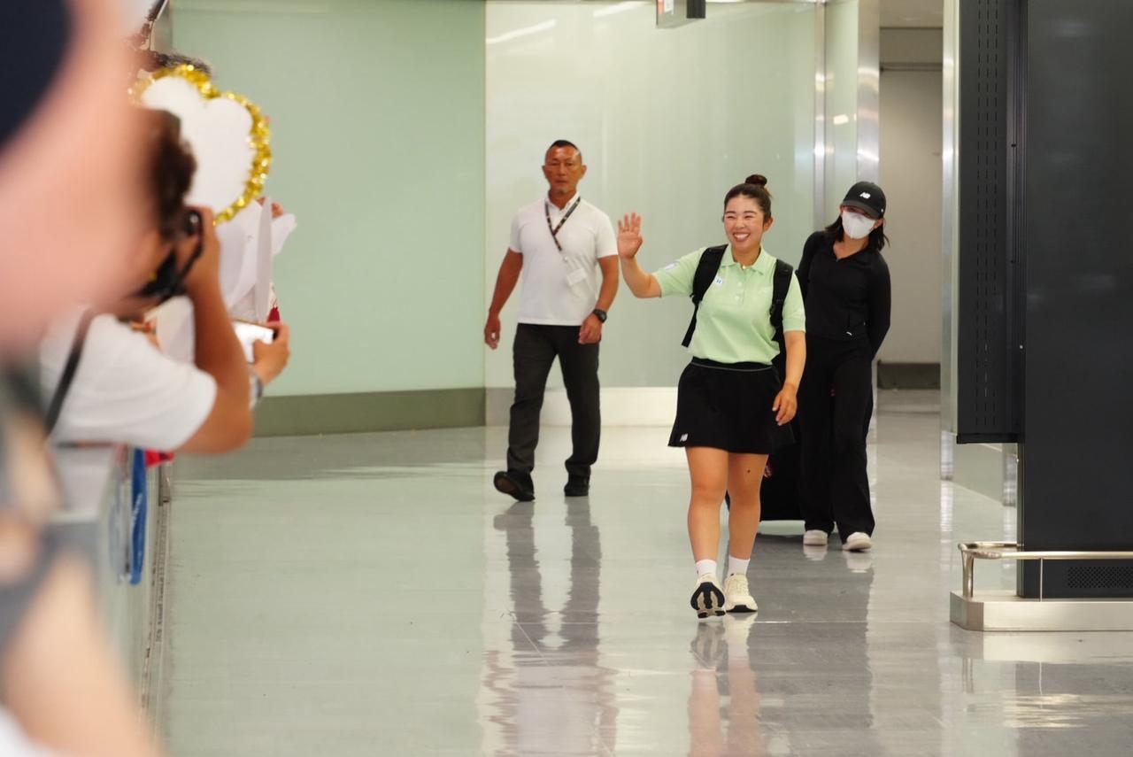 画像 : 9番目の画像 - 山下美夢有の成田空港帰国時の様子 - みんなのゴルフダイジェスト