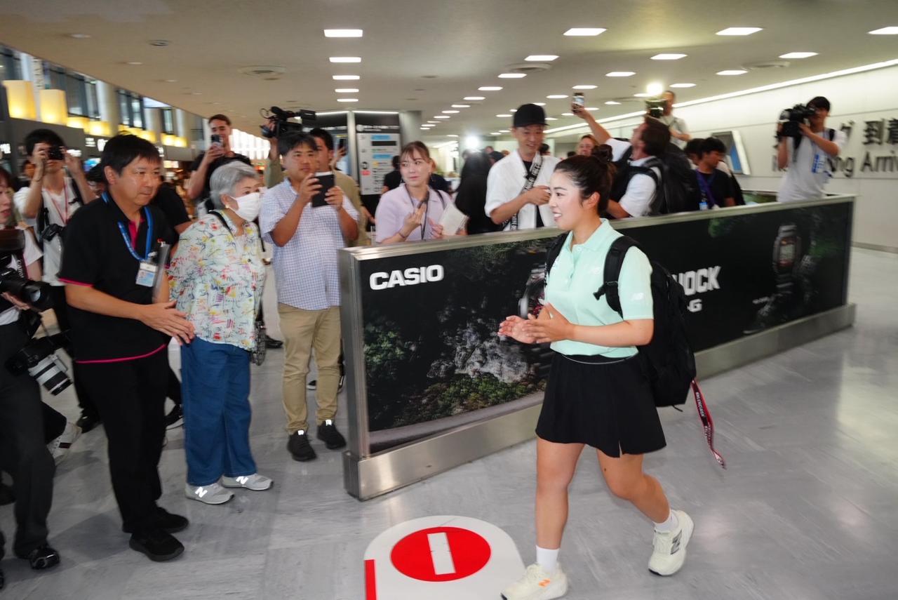 画像 : 18番目の画像 - 山下美夢有の成田空港帰国時の様子 - みんなのゴルフダイジェスト