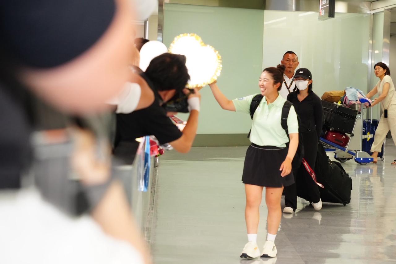 画像: 50人ほどのファンと報道陣に出迎えられ笑顔で応える山下美夢有