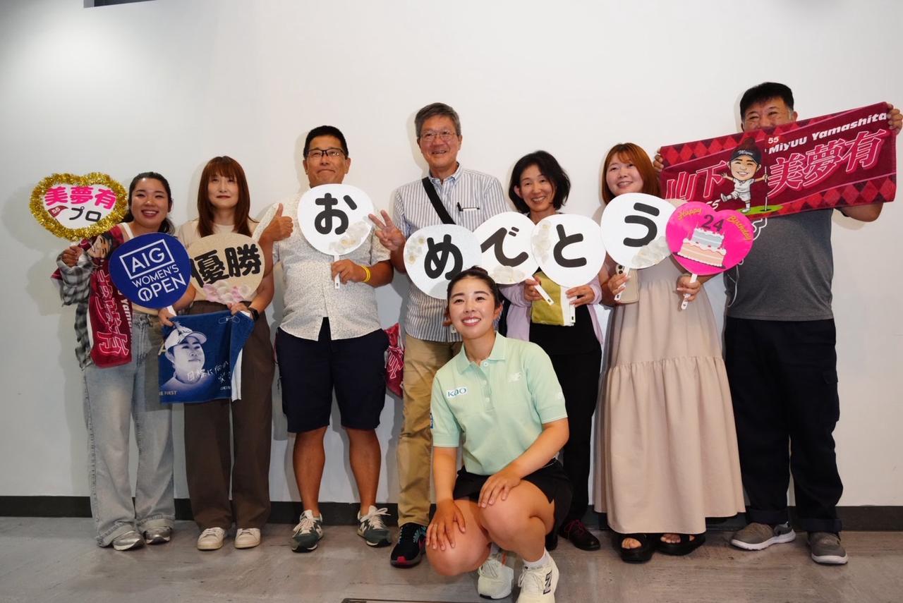 画像: 出迎えたファンと一緒に