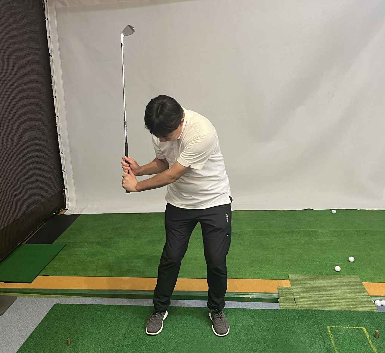 画像: 西川が「自分のスウィングの特徴」という手首のタメは、上半身と下半身の捻転差があってこそ生まれる