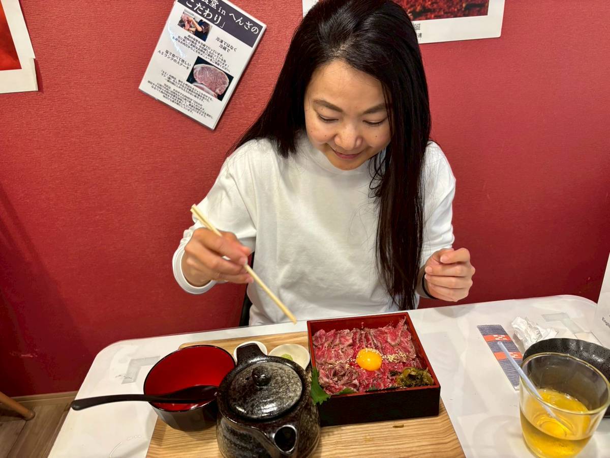 画像: 沖縄で日本のお肉を堪能する彩子。パワーチャージ完了!「こおから後半戦に向けて、頑張りますので応援よろしくお願いします」