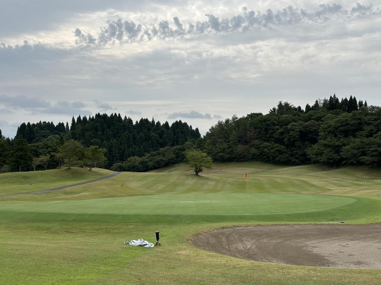 画像: 秋田森岳温泉ゴルフ場。練習グリーンから見た景色。25ランド中のベストスコア「86」が出ました！