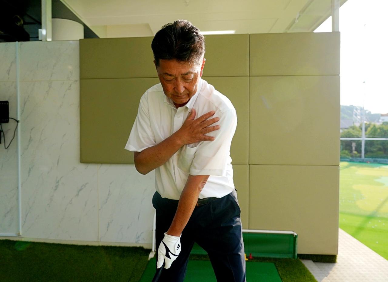 画像: 始動は手、腕、肩を一体化してクラブを「引く」