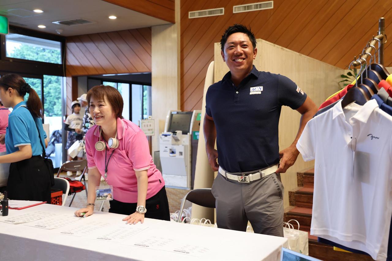 画像: 選手受付に立つ堀川未来夢。ムキムキの体が目立つ！
