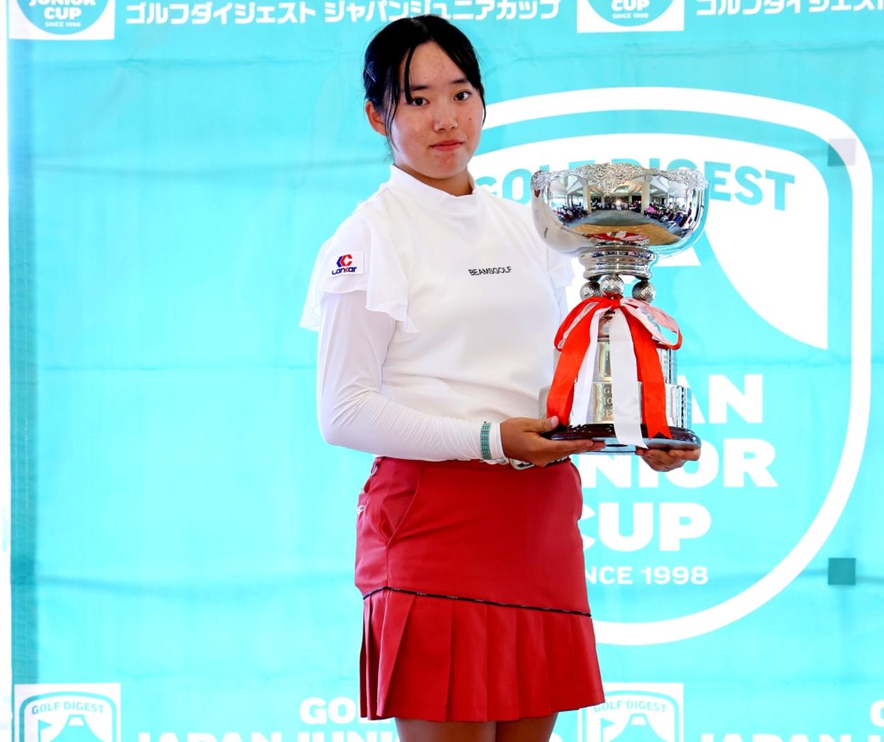 画像: 世界ジュニア優勝、日本女子オープンローアマ、日本ジュニア優勝など、数多くのタイトルを持つ岩永杏奈が高校女子の部を制した