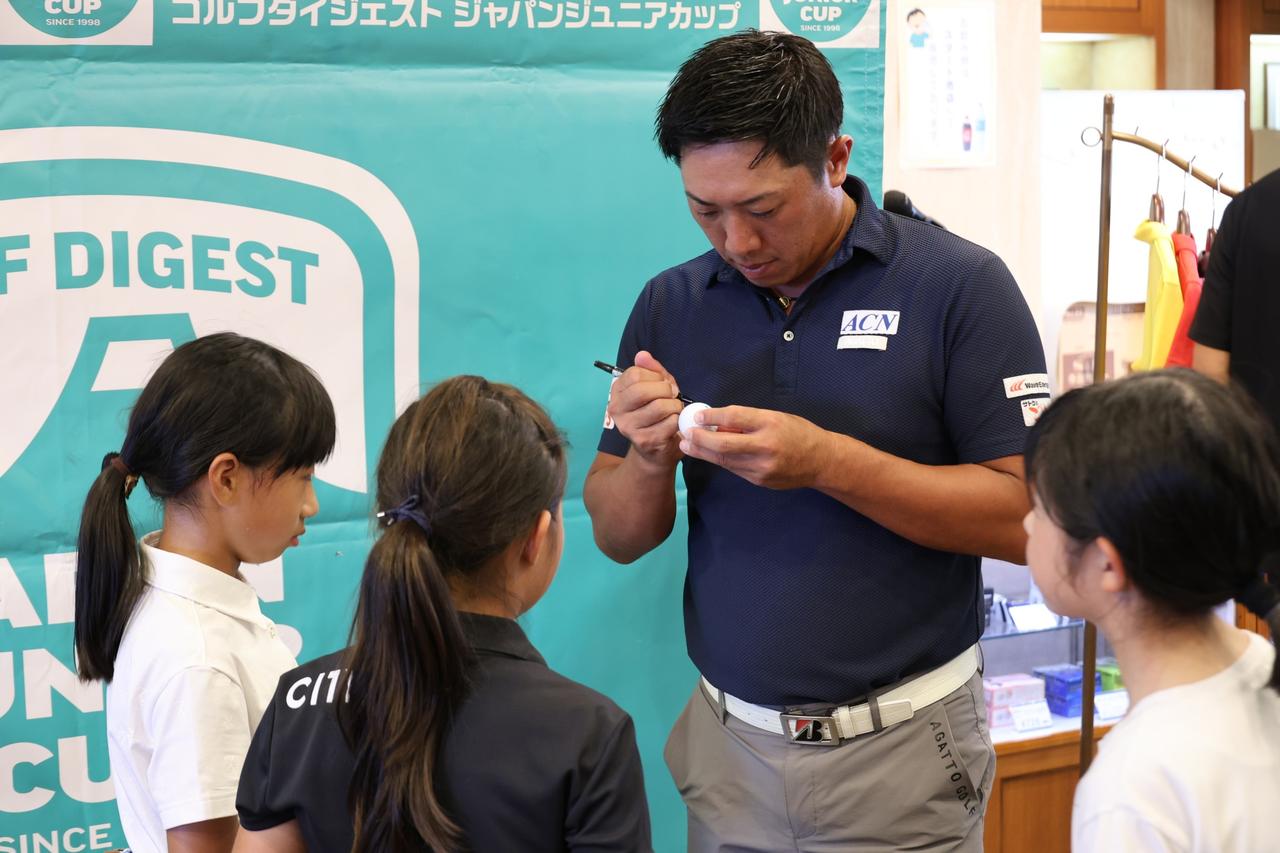 画像: 一人がお願いすると、堀川プロのファンサを求める人が一気に集まる。一人一人に真摯に応えていた