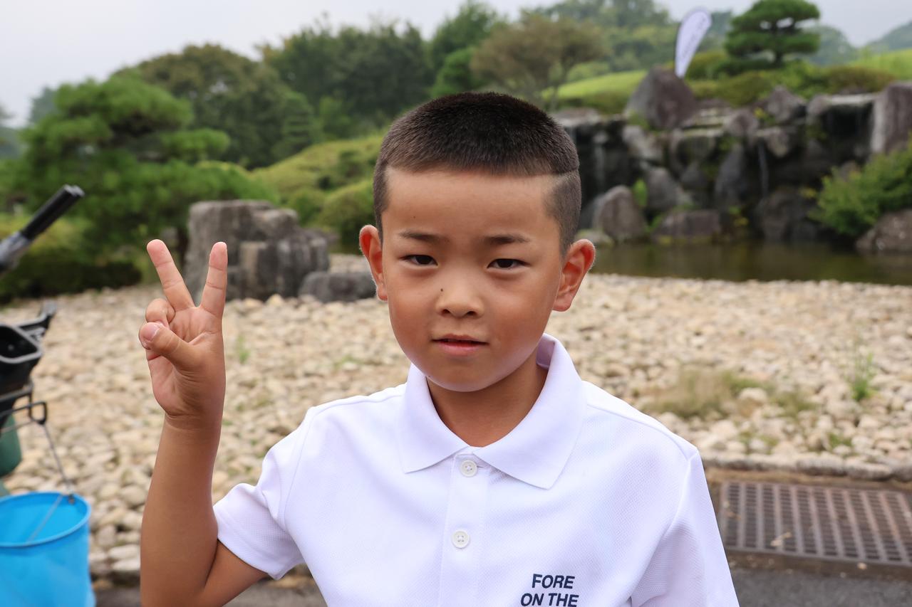 画像: 6～7歳（小学1～2年）の部で優勝した辰田綺真くん。お父さんいわく、活発で負けず嫌いな性格とのこと。「もう顔通り！ ボギーを取ると泣きます」