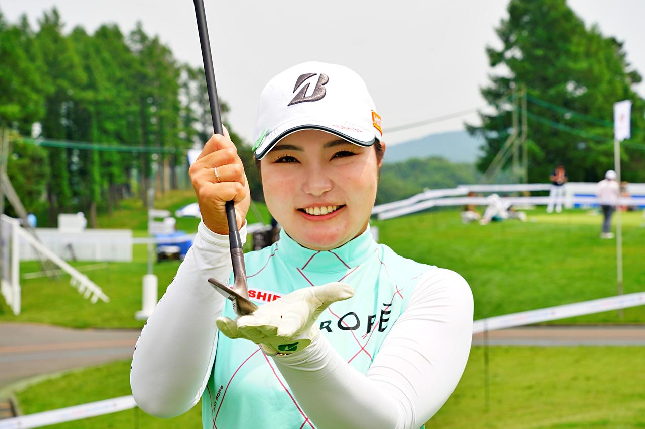 画像: 高橋彩華がやっていた洋芝ラフからのアプローチ“攻略法”とは？ 「ミネベアミツミレディス北海道新聞カップ」練習日レポート - みんなのゴルフダイジェスト