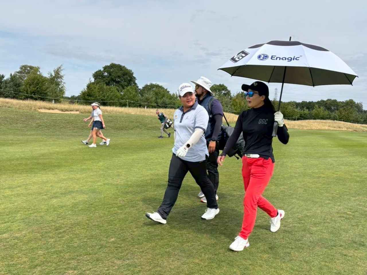 画像: 昨年LTEに参戦した”同期”で仲良し、タイの34歳、アウンチサ・ウタマとパチリ。「よく一緒に練習ラウンドしますけど、写真がなかったので撮ってみました」